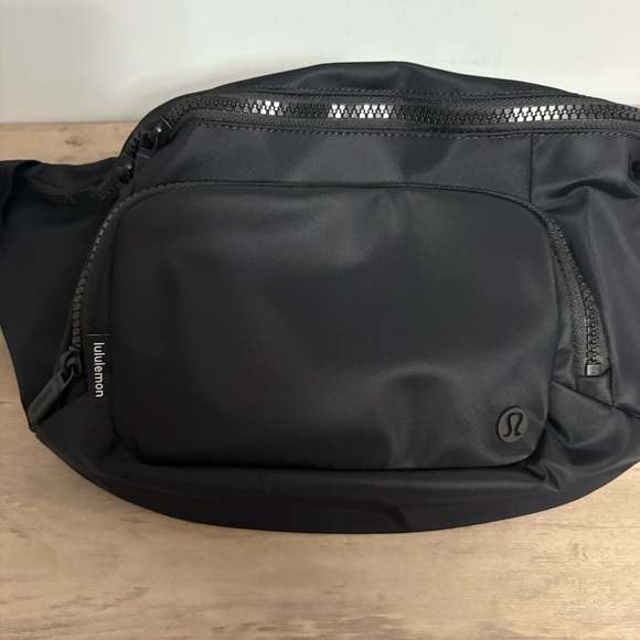 Lululemon Everywhere belt bag double extra large 6L black- NWT & collector pins - Picture 4 of 9